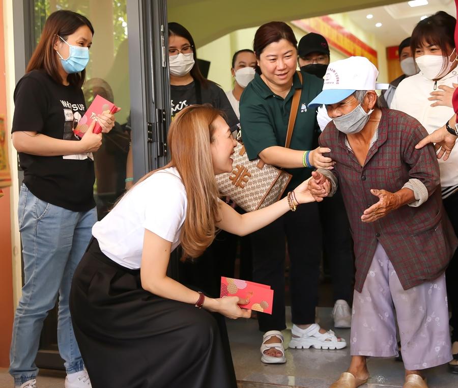 Nếu đi làm thiện nguyện, Mỹ Tâm lại tiếp tục ghi điểm với sự chân phương và gần gũi.