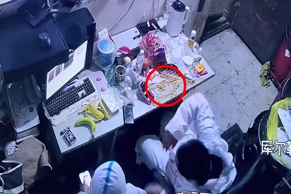 Bát mì tôm đang ăn bỗng nổ tung bởi lý do không ngờ-1