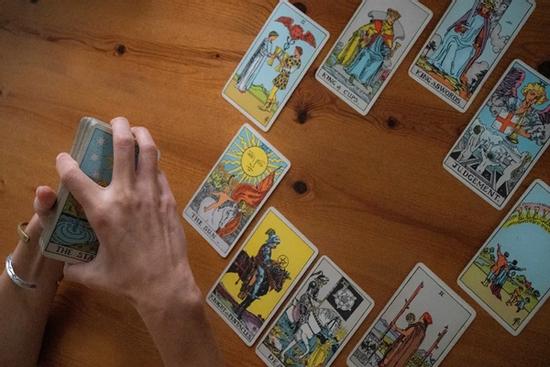 Bói bài Tarot hàng ngày - thứ Năm 25/8/2022: Hết một kiếp tương tư