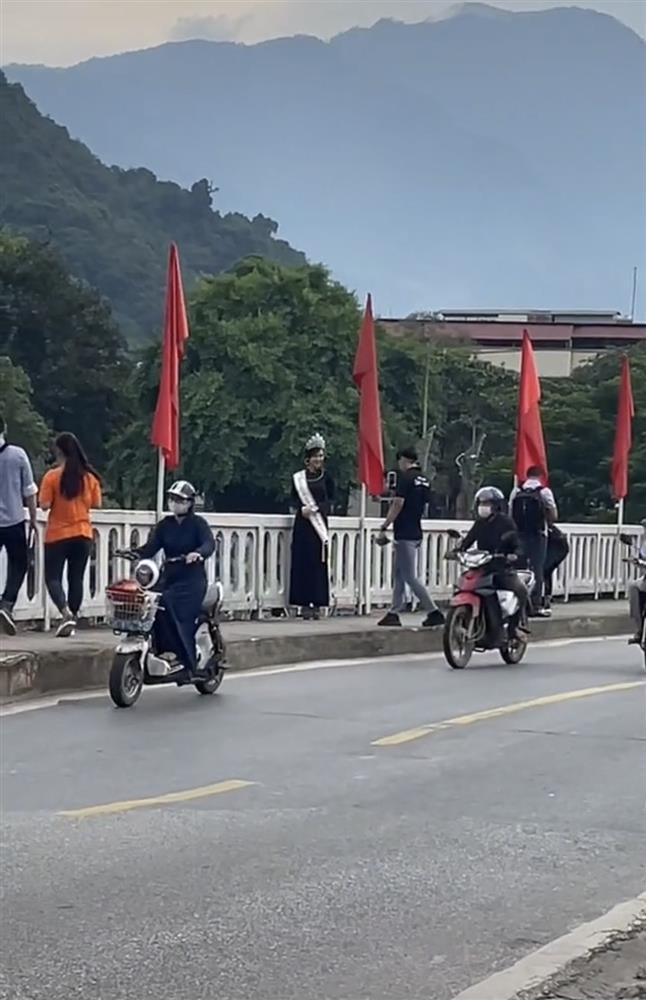 Nông Thúy Hằng không ai quan tâm khi trở về quê hương?-2