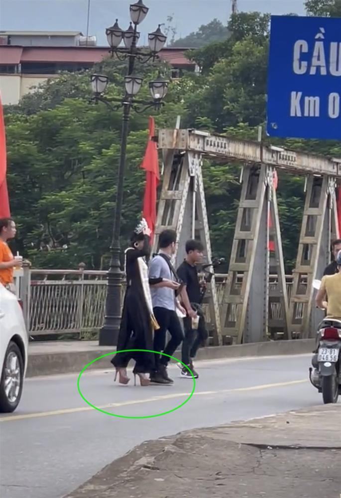 Nông Thúy Hằng không ai quan tâm khi trở về quê hương?-8