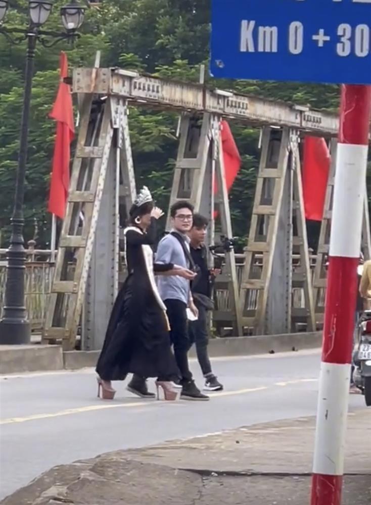 Nông Thúy Hằng không ai quan tâm khi trở về quê hương?-6