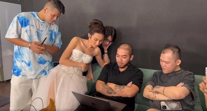 Hoa hậu Thùy Tiên bỏ ngang công việc để cày view cho BLACKPINK-2