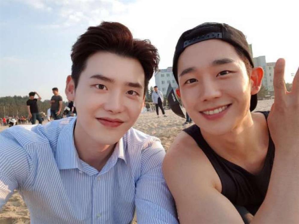 Lee Jong Suk từng không thích IU, rời SM Entertainment vì bị lừa-17