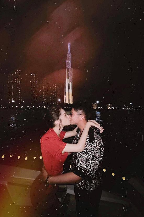 Mối tình "chị em" của Hương Giang - Matt Liu không chỉ được người hâm mộ, mà những người bạn thân thiết như Hòa Minzy, Erik, Đức Phúc, thiếu gia Minh Hải... rất ủng hộ, thậm chí kỳ vọng vào một cái kết viên mãn là cưới xin.