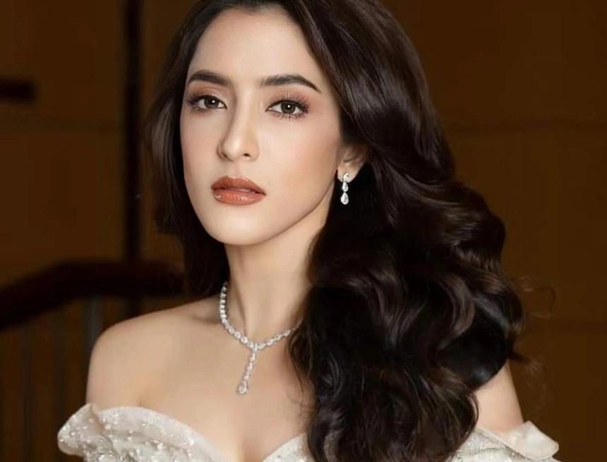 Mỹ nhân Thái lai Ấn khoe sắc đẹp duyên dáng khi mặc áo dài Tôi có thể nói  một chút tiếng Việt
