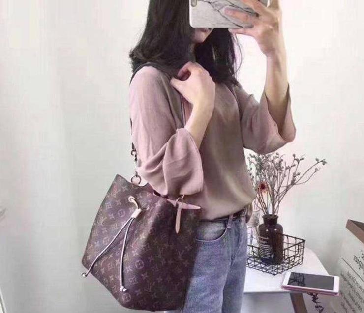 Tức giận vì bạn gái chi tiêu quá đà, chàng trai đi tiểu vào túi hiệu của cô-1