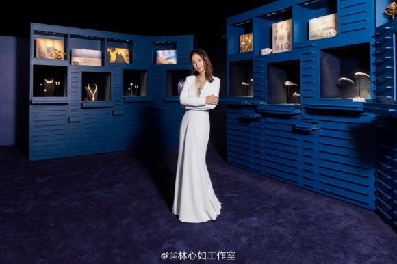 Lâm Tâm Như đeo trang sức hơn 17 tỷ, khoe vòng một lấp ló ở tuổi U50-4