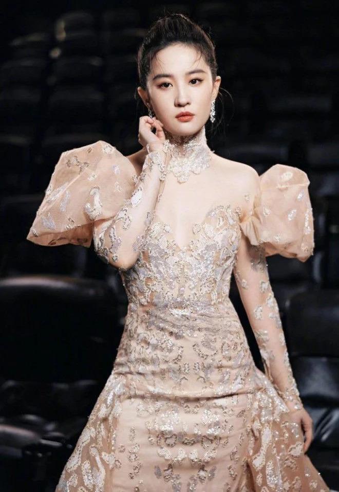 Lưu Diệc Phi, Triệu Lệ Dĩnh diện váy công chúa đẹp tựa nữ thần-1