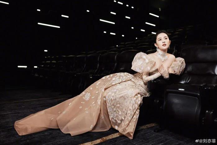 Lưu Diệc Phi, Triệu Lệ Dĩnh diện váy công chúa đẹp tựa nữ thần-2