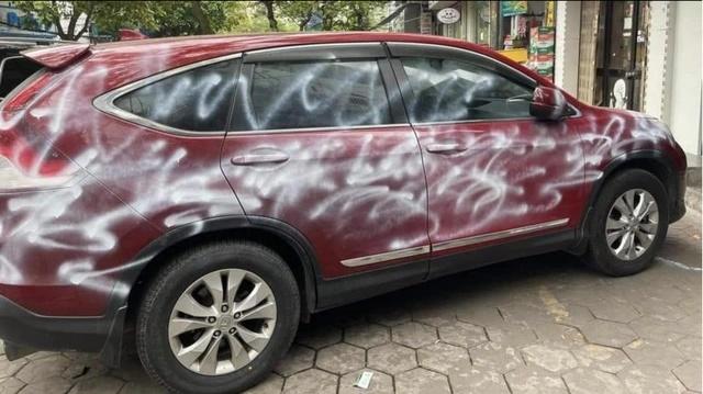 Đỗ ô tô ngang ngược, chủ nhà gọi hẳn xe cẩu đến đem xe đi giấu-2