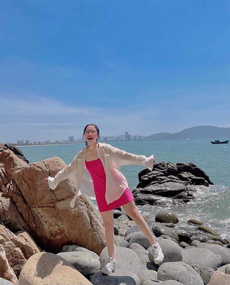 Phương Mỹ Chi ghi điểm với phong cách ăn mặc gợi cảm mà kín đáo-2