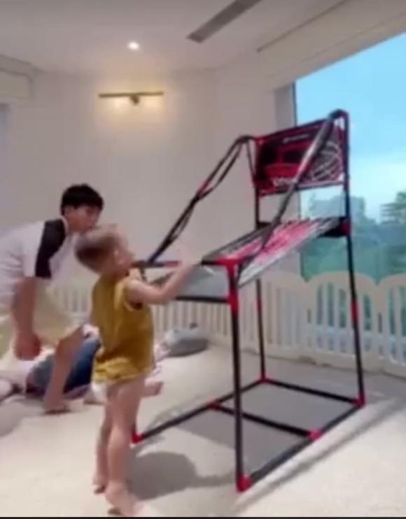 Leon bộc lộ năng khiếu thể thao y hệt ba Kim Lý-1