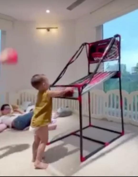 Leon bộc lộ năng khiếu thể thao y hệt ba Kim Lý-2