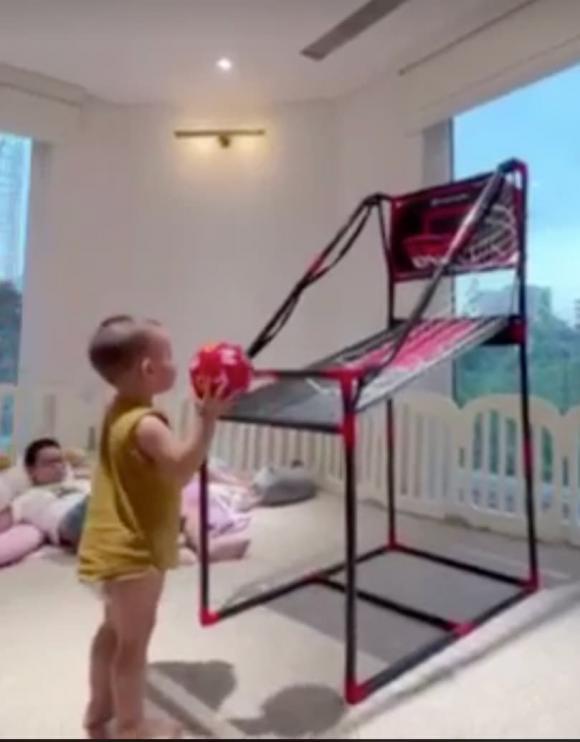 Leon bộc lộ năng khiếu thể thao y hệt ba Kim Lý-3