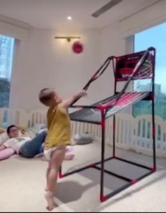 Leon bộc lộ năng khiếu thể thao y hệt ba Kim Lý-4