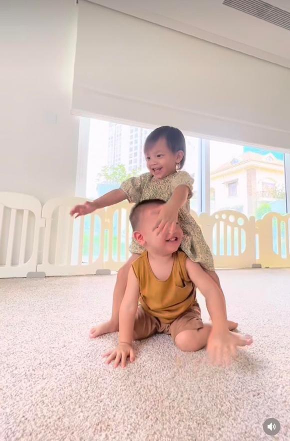 Leon bộc lộ năng khiếu thể thao y hệt ba Kim Lý-12