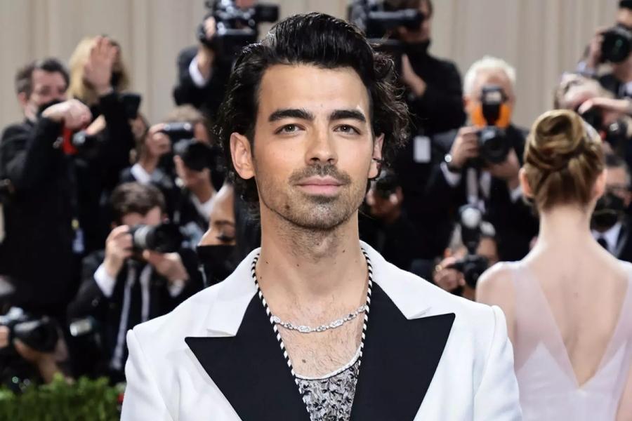 Trả lời phỏng vấn People ngày 17/8, Joe Jonas cho biết anh tiêm Xeomin (incobotulinumtoxin A) thường xuyên hơn trong nhiều năm nay. Đây là hợp chất có tác dụng phòng sợi cơ không bị co lại và làm chậm tiến trình lão hóa, từ đó chống lại những nếp nhăn trên lông mày và làm đầy vùng sẹo giữa lông mày cho nam ca sĩ. Ảnh: Highsnobiety.