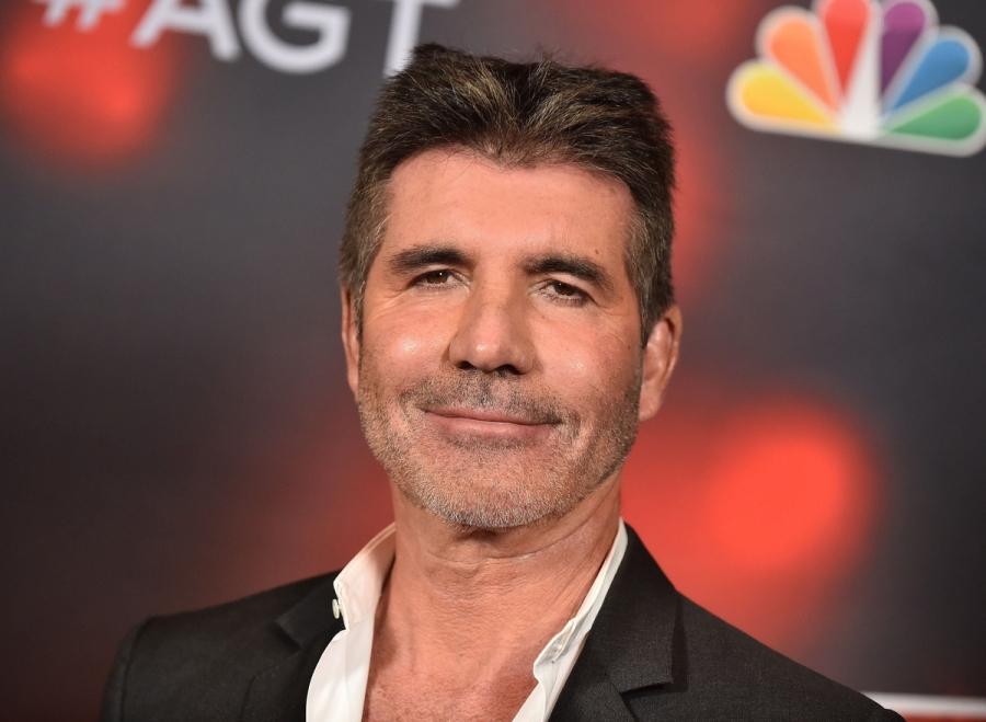 Simon Cowell thừa nhận tiêm botox từ sớm, khi thấy da có dấu hiệu lão hóa và nhăn nheo vùng dưới mắt. Dần dà, ông rơi vào trạng thái nghiện. Việc nhà sản xuất âm nhạc lạm dụng botox đã dẫn đến kết quả không như mong muốn. Ảnh: OK Magazine.