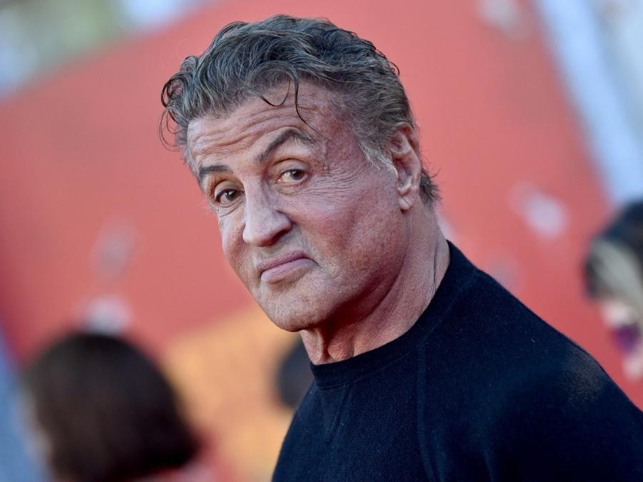 Nụ cười của Sylvester Stallone trở nên gượng gạo bởi tác động của ca phẫu thuật cơ bên trái khuôn mặt. Thêm nữa, vẻ phong trần thuở nào của ông đã biến mất vì nhờ cậy botox quá nhiều. Từ biểu tượng nam tính, quyến rũ của điện ảnh thập niên 1980 và 1990, tài tử Rambo hiện được nhắc tên nhiều trong danh sách những sao nam hối hận vì can thiệp thẩm mỹ. Ảnh: Newsweek.