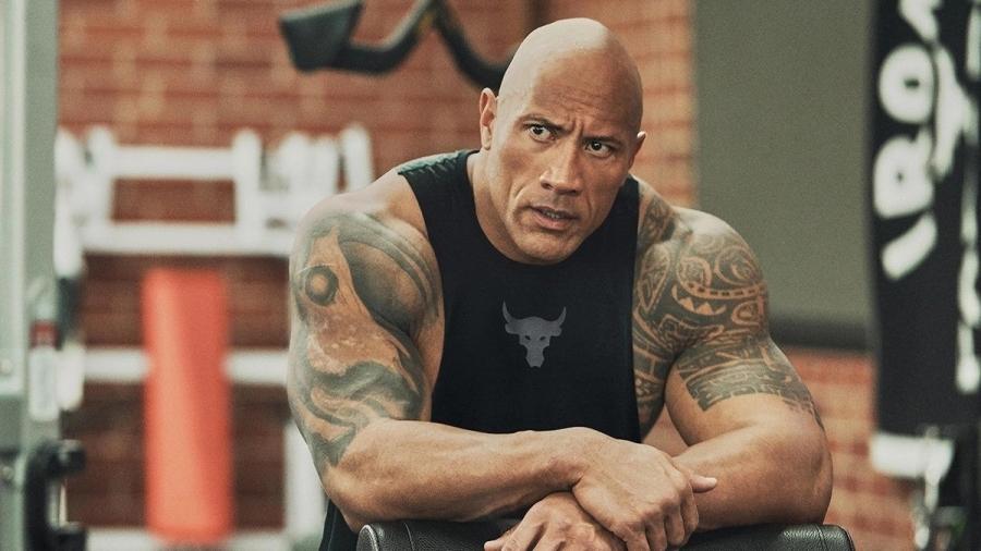 The Rock lựa chọn phương pháp thẩm mỹ xâm lấn để loại bỏ chất béo dư thừa tích tụ dưới phần ngực vào năm 2005. Hiện, tài tử có thân hình chữ V lực lưỡng, cơ bắp và là niềm mơ ước của nhiều người. Để duy trì vẻ ngoài hoàn hảo, sao phim Fast and Furious đã chăm chỉ tập luyện, ăn uống theo chế độ khoa học. Ảnh: People.