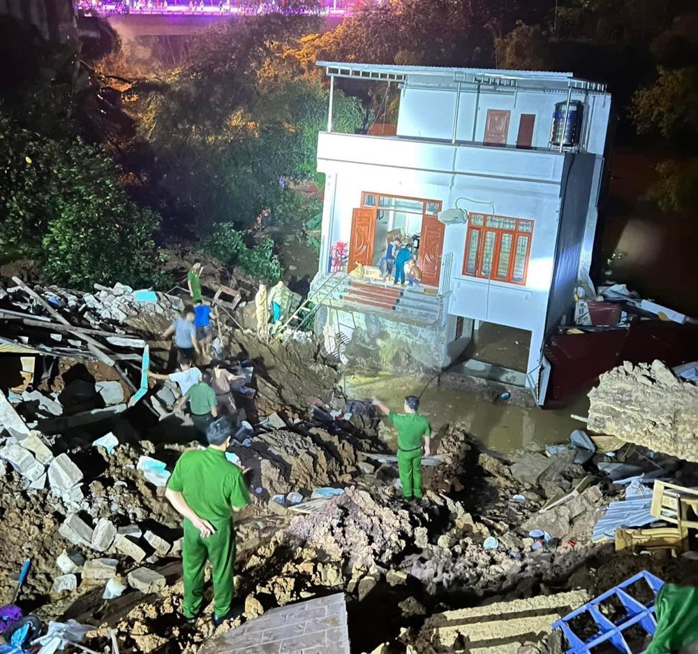 3 căn nhà sụt xuống sông trong đêm, người dân tá hoả bỏ chạy-1