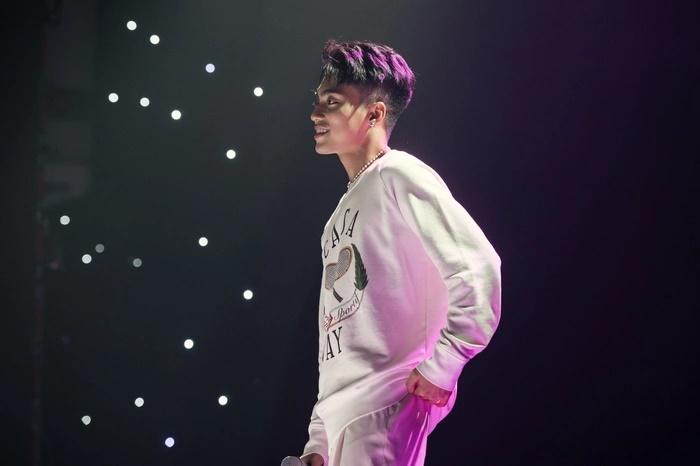 Phản ứng của Trấn Thành khi nghe em trai Sơn Tùng hát trên sân khấu?-3