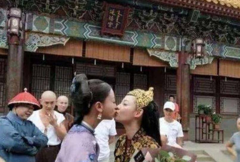 Các nữ minh tinh hạng A Trung Quốc làm gì trong phút giải lao ở phim trường?-1