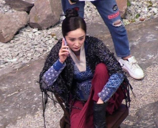 Các nữ minh tinh hạng A Trung Quốc làm gì trong phút giải lao ở phim trường?-2