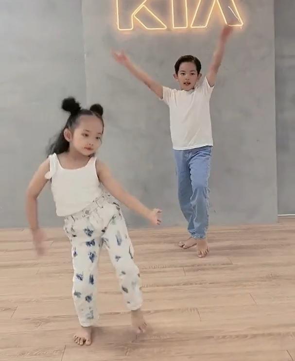 Ái nữ Khánh Thi - Phan Hiển nhảy nhót, nhìn chuẩn con nhà tông-1