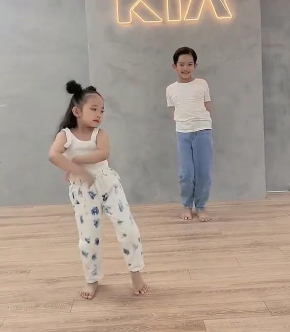 Ái nữ Khánh Thi - Phan Hiển nhảy nhót, nhìn chuẩn con nhà tông-2