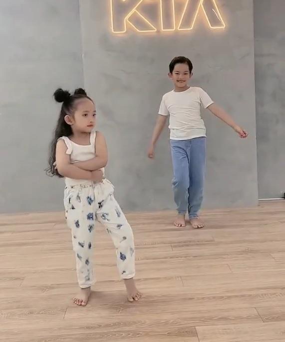 Ái nữ Khánh Thi - Phan Hiển nhảy nhót, nhìn chuẩn con nhà tông-3