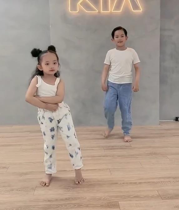 Ái nữ Khánh Thi - Phan Hiển nhảy nhót, nhìn chuẩn con nhà tông-4