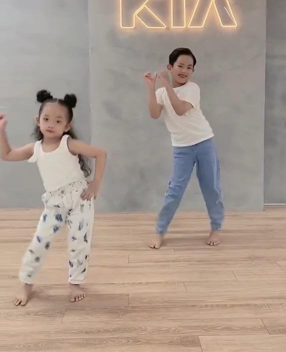 Ái nữ Khánh Thi - Phan Hiển nhảy nhót, nhìn chuẩn con nhà tông-5