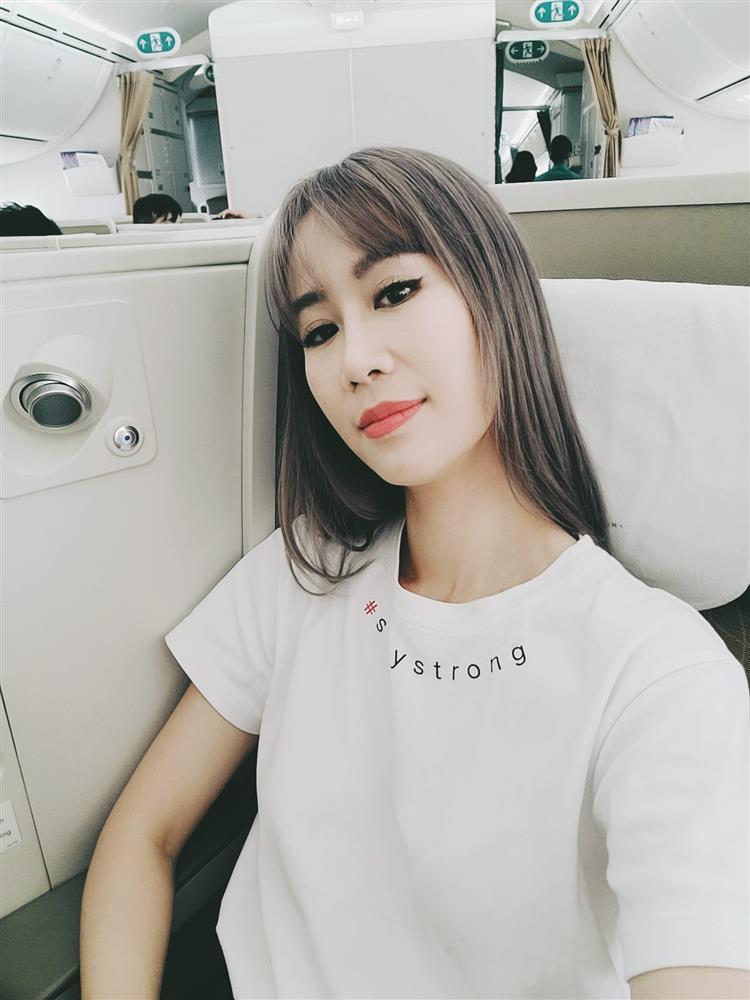 Hoa hậu Dương Thùy Linh khó chịu vì bị check ngực tại sân bay-1