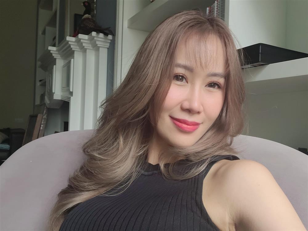 Hoa hậu Dương Thùy Linh khó chịu vì bị check ngực tại sân bay-4