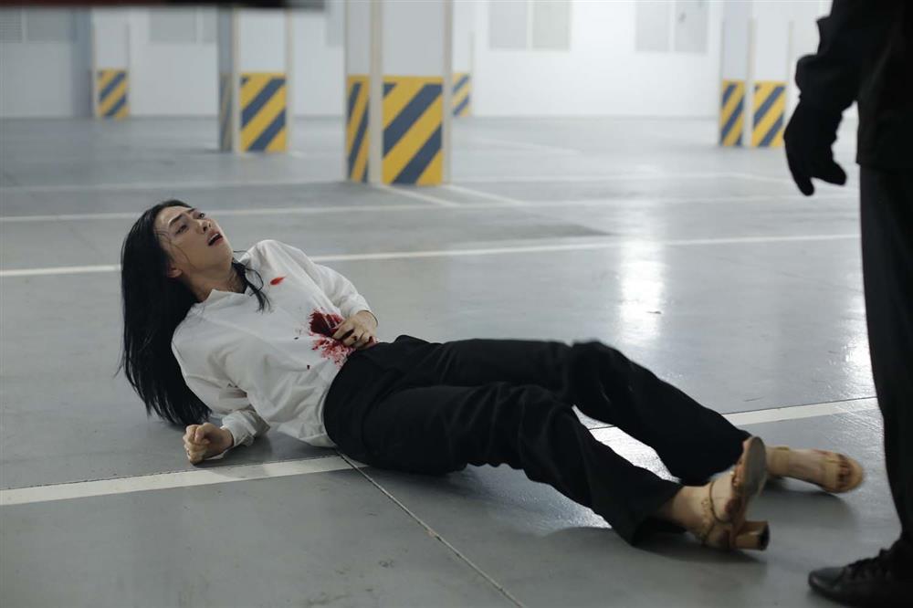 Phương Anh Đào bị trật cổ, không cử động được khi quay cảnh máu me-4