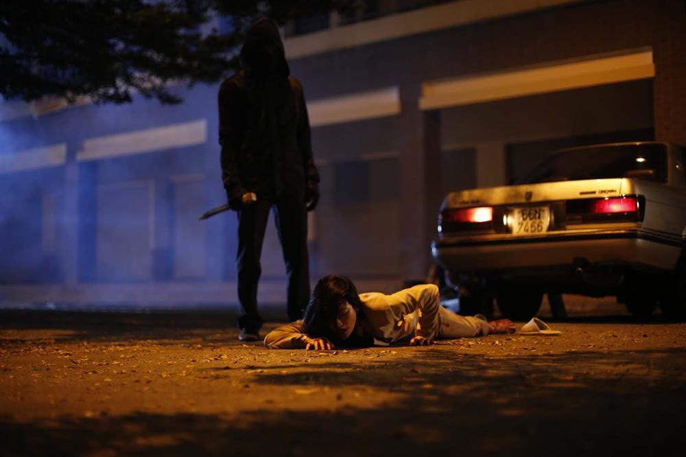 Phương Anh Đào bị trật cổ, không cử động được khi quay cảnh máu me-5