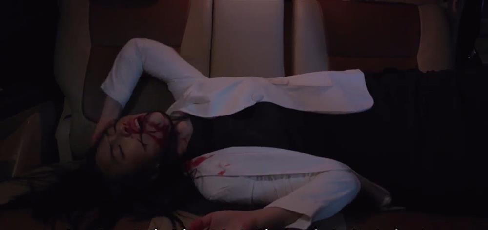 Phương Anh Đào bị trật cổ, không cử động được khi quay cảnh máu me-7