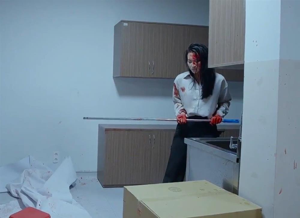 Phương Anh Đào bị trật cổ, không cử động được khi quay cảnh máu me-6