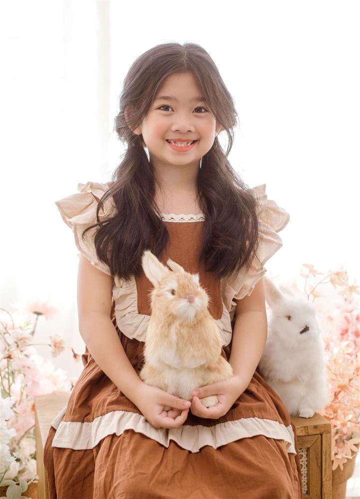 Con gái Mai Phương tròn 9 tuổi, ngoại hình xinh xắn sao y mẹ - 2sao