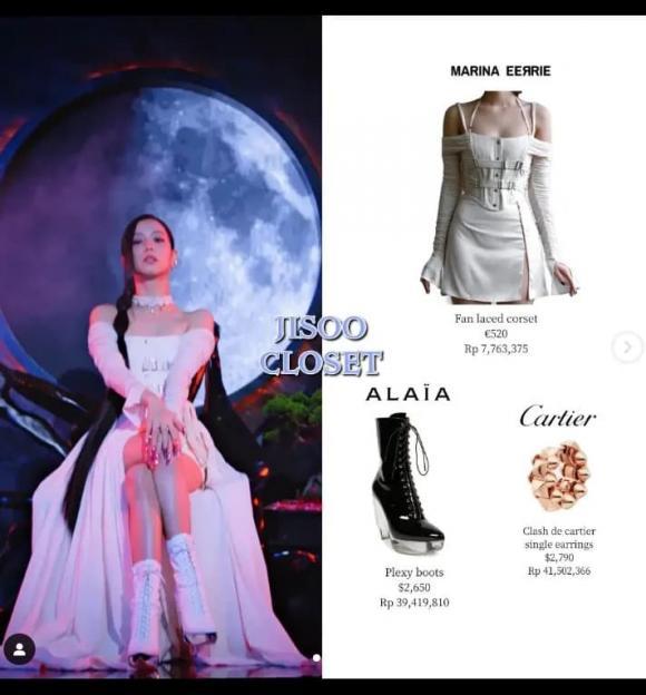 Jisoo mặc một chiếc váy corset Marina Eerie màu trắng trị giá 512 USD.