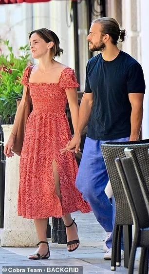 Emma Watson hẹn hò với con trai ông trùm thời trang?-1