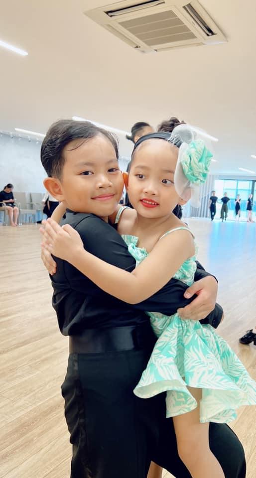 Ái nữ Khánh Thi - Phan Hiển nhảy nhót, nhìn chuẩn con nhà tông-7