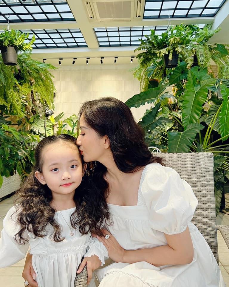 Ái nữ Khánh Thi - Phan Hiển nhảy nhót, nhìn chuẩn con nhà tông-8