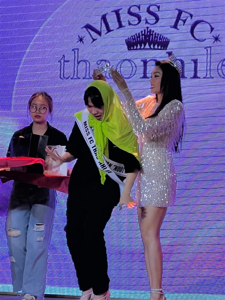 Ná thở chiếc ghế lấy cảm hứng từ đầm dạ hội Thảo Nhi Lê-8