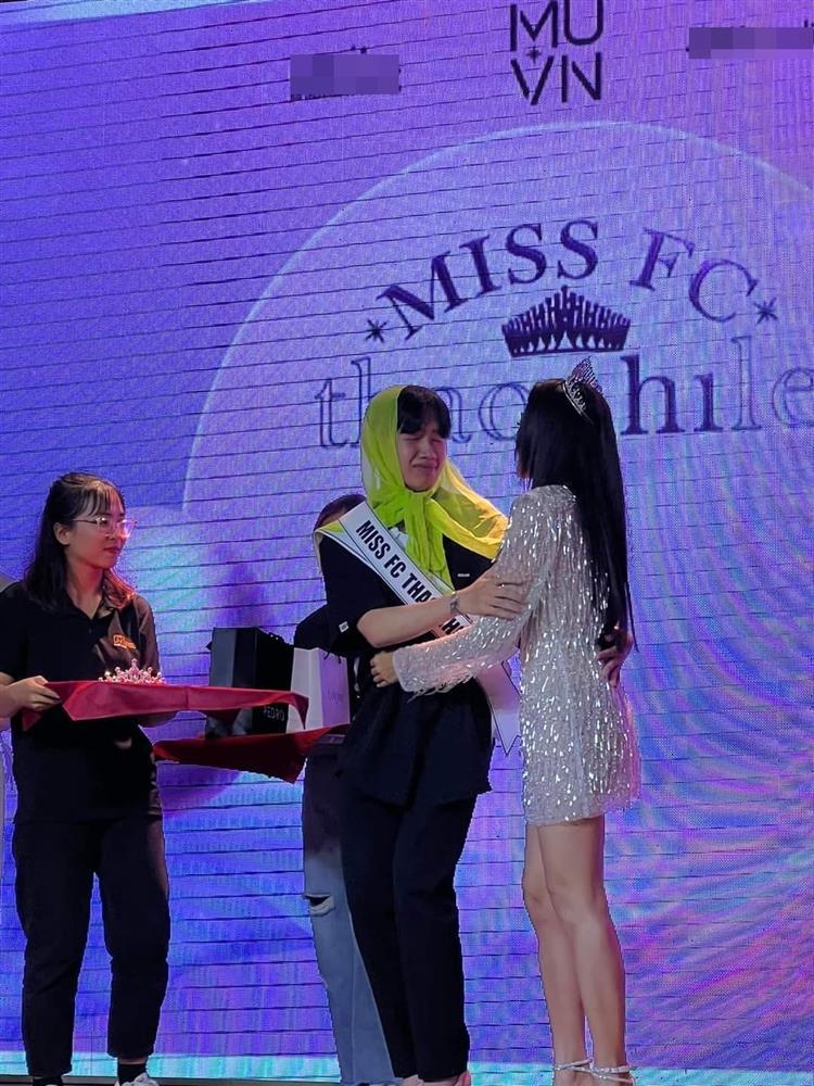 Ná thở chiếc ghế lấy cảm hứng từ đầm dạ hội Thảo Nhi Lê-7