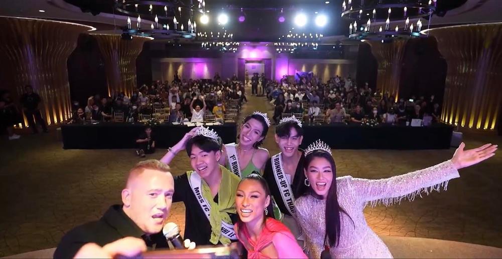 Ná thở chiếc ghế lấy cảm hứng từ đầm dạ hội Thảo Nhi Lê-9