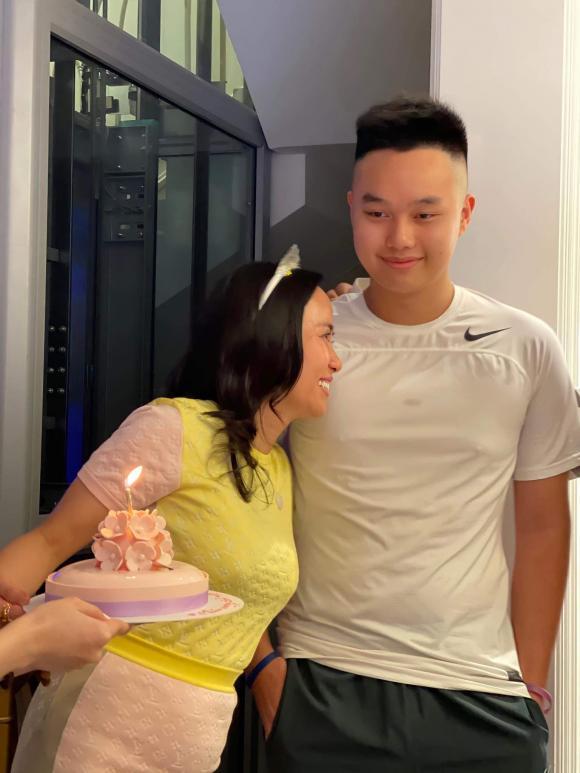 Sếp lớn VTV khoe con trai tuổi 18, ngoại hình cao lớn vượt cả bố-1