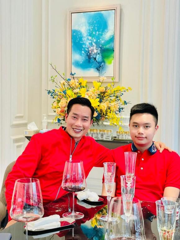 Sếp lớn VTV khoe con trai tuổi 18, ngoại hình cao lớn vượt cả bố-3